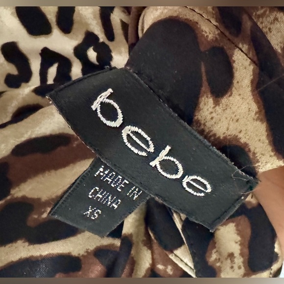 100% Authentic Bebe SILK Leopard Print Blouse Stretch XS Cheetah - Picture 10 of 15